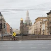 Cảnh vắng vẻ trên một đường phố ở St. Petersburg, Nga. (Ảnh: THX/TTXVN)