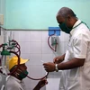 Bác sỹ khám cho người bệnh tại một bệnh viện ở La Habana, Cuba trong bối cảnh dịch COVID-19 bùng phát, ngày 31/3/2020. (Ảnh: THX/TTXVN)