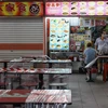 Một cửa hàng chỉ bán đồ ăn mang về nhằm tránh tụ tập đông người tại Singapore trong bối cảnh dịch COVID-19 bùng phát, ngày 21/4/2020. (Ảnh: AFP/TTXVN)