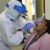 Nhân viên y tế lấy mẫu xét nghiệm COVID-19 tại Windhoek, Namibia, ngày 22/4/2020. (Ảnh: THX/TTXVN)