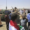 Người biểu tình tập trung bên ngoài trụ sở quân đội ở Khartoum, Sudan, ngày 3/5/2019. (Ảnh: AFP/TTXVN)