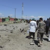 Nhân viên an ninh Afghanistan điều tra tại hiện trường vụ đánh bom liều chết do Taliban thực hiện ở tỉnh Khost ngày 21/4/2020. (Ảnh: THX/TTXVN)