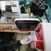 Nhân viên khử trùng tiền giấy nhằm ngăn chặn lây nhiễm COVID-19 tại một nhà ga ở Seoul, Hàn Quốc, ngày 30/3/2020. (Nguồn: THX/TTXVN)