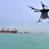 Một chiếc drone vận chuyển 2kg các chất vitamin lên một con tàu ngoài khơi Singapore ngày 19/4. (Nguồn: F-drones)