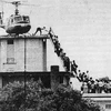 Người Mỹ rời khỏi Việt Nam bằng máy bay trực thăng trên nóc một tòa nhà cách sứ quán Mỹ ở Sài Gòn 500m, ngày 29/4/1975. (Ảnh: Tư liệu/TTXVN phát)