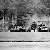 Chiếc xe tăng số hiệu 390 (giữa) thuộc Đại đội 4, Lữ đoàn tăng thiết giáp 203, Quân đoàn 2 - chiếc xe đầu tiên húc đổ cánh cổng Dinh Độc Lập lúc 11 giờ 30 phút ngày 30/4/1975 do nữ phóng viên ảnh chiến trường người Pháp Francoise Demulder chụp. (Ảnh: Fran