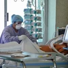 Nhân viên y tế điều trị cho bệnh nhân nhiễm COVID-19 tại Toluca, bang Mexico, Mexico ngày 9/4/2020. (Ảnh: AFP/TTXVN)