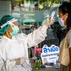 Kiểm tra thân nhiệt phòng lây nhiễm COVID-19 tại Bangkok, Thái Lan. (Ảnh: AFP/TTXVN)
