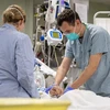 Nhân viên y tế Mỹ điều trị cho bệnh nhân nhiễm COVID-19 trên tàu bệnh viện USNS Mercy ở Los Angeles, bang California ngày 4/4/2020. (Ảnh: AFP/TTXVN)