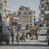 Cảnh sát Ai Cập tuần tra tại một tuyến phố ở thành phố Arish, tỉnh Bắc Sinai. (Ảnh: AFP/TTXVN)