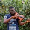 Nghệ sỹ violin Peter Oluwadare, 23 tuổi, biểu diễn tại các buổi hòa nhạc hàng tuần tại trung tâm cách ly ở Lagos, Nigeria. (Nguồn: Reuters)