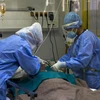 Nhân viên y tế chăm sóc bệnh nhân mắc COVID-19 tại một bệnh viện ở Athens, Hy Lạp, ngày 24/4/2020. (Ảnh: THX/TTXVN)