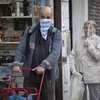 Người dân đeo khẩu trang phòng lây nhiễm COVID-19 tại Buenos Aires, Argentina, ngày 8/4/2020. (Ảnh: THX/TTXVN)