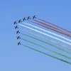 Các máy bay của đội bay Frecce Tricolori thuộc Không quân Italy thực hiện màn nhào lộn nhân kỷ niệm 75 năm Ngày giải phóng đất nước khỏi chế độ phát xít, tại Rome ngày 25/4/2020. (Ảnh: THX/TTXVN)