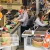Người dân mua hàng tại siêu thị ở Jena, Đức ngày 6/4/2020 trong bối cảnh dịch COVID-19 bùng phát. (Ảnh: THX/TTXVN)