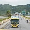 Xe buýt 2 tầng phục vụ khách du lịch tại Quảng Ninh. (Ảnh: Trung Nguyên/TTXVN)