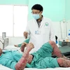 Bác sỹ Nguyễn Vũ Hoàng, Phó Trưởng khoa Lâm sàng 2 - Bệnh viện Da liễu Thành phố Hồ Chí Minh thăm khám cho bệnh nhân. (Ảnh: TTXVN)