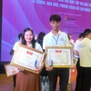 Em Lê Hoàng Nam (phải) nhận giải thưởng tại Thủ đô Hà Nội. (Nguồn: baodongthap.vn)