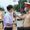 Lực lượng Cảnh sát giao thông kiểm tra nồng độ cồn đối với lái xe. (Ảnh: Doãn Tấn/TTXVN)