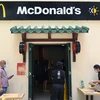 Cửa hàng bán đồ ăn nhanh McDonald tại Singapore mở cửa trở lại phục vụ người dân ngày 11/5/2020. (Ảnh: AFP/TTXVN)