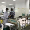 Học sinh bị thương do cây phượng bật gốc đè trúng đang được điều trị tại Khoa Cấp cứu - Bệnh viện Nhi đồng 2. (Ảnh: Đinh Hằng/TTXVN)