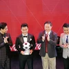 Phó Chủ tịch UBND Thành phố Hồ Chí Minh Dương Anh Đức trao giải Quả bóng Bạc nam 2019 cho Nguyễn Quang Hải. (Ảnh: Tiến Lực/TTXVN)