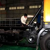 Công nhân sản xuất và lắp ráp ô tô tại nhà máy Maz Asia tại Hưng Yên. (Ảnh: Phạm Kiên/TTXVN)