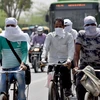 Người dân Ấn Độ đeo khẩu trang phòng dịch COVID-19 khi lưu thông trên đường phố ở New Delhi ngày 27/5/2020. (Ảnh: ANI/TTXVN)