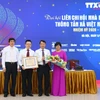 Ông Nguyễn Đức Lợi, Ủy viên Trung ương Đảng, Tổng giám đốc TTXVN trao bằng khen cho lãnh đạo LCHNB TTXVN nhiệm kỳ 2015-2020. (Ảnh: Thành Đạt/TTXVN)