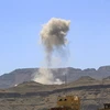 Khói bốc lên sau một vụ không kích tại Sanaa, Yemen. (Ảnh: AFP/TTXVN)