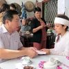 Ông Trần Hữu Thế, Phó Chủ tịch UBND tỉnh Phú Yên, động viên chia sẻ với gia đình nạn nhân Đỗ Văn Thảo bị tử vong do điện giật. (Ảnh: TTXVN)