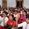 Các đại biểu biểu quyết thông qua Nghị quyết Đại hội tại phiên bế mạc Đảng bộ huyện Tân Uyên khóa XVIII, nhiệm kỳ 2020-2025. (Ảnh: Quý Trung/TTXVN)