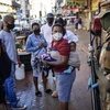 Binh sỹ Nam Phi tuần tra tại một khu chợ ở thủ đô Johannesburg để khuyến cáo người dân tránh tụ tập đông người nhằm ngăn dịch COVID-19 lây lan. (Ảnh: AFP/TTXVN)