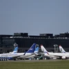 Máy bay thương mại nằm chờ tại sân bay Jorge Newbery ở Buenos Aires, Argentina, ngày 20/3/2020. (Ảnh: AFP/TTXVN)