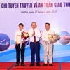Phó Thủ tướng Thường trực Trương Hòa Bình trao giải Nhất cho các tác giả. (Ảnh: Diễm Quỳnh/TTXVN)