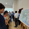 Đại biểu tham quan bản đồ về hệ thống giao thông kết nối vùng kinh tế trong điểm phía Nam. (Ảnh: Huỳnh Ngọc Sơn/TTXVN)