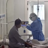 Nhân viên y tế chăm sóc bệnh nhân COVID-19 tại bệnh viện ở Bắc Kinh, Trung Quốc, ngày 16/6/2020. (Ảnh: THX/TTXVN)