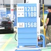 Giá xăng dầu được niêm yết tại trạm xăng ở Seoul, Hàn Quốc. (Ảnh: Yonhap/ TTXVN)