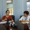 Bà Huỳnh Thị Kim Huệ (bên trái), Hiệu trưởng Trường Trung học phổ thông Chu Văn An trao đổi với phóng viên. (Ảnh: Tuấn Anh/TTXVN)