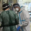 Nhân viên y tế làm việc tại bệnh viện điều trị cho bệnh nhân COVID-19 ở Bologna, Italy ngày 29/4/2020. (Ảnh: THX/TTXVN)