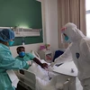 Nhân viên y tế điều trị cho bệnh nhân mắc COVID-19 tại bệnh viện ở Vientiane, Lào ngày 11/4/2020. (Ảnh: THX/TTXVN)