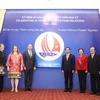 Trong ảnh: Các đại biểu cùng chứng kiến ra mắt Logo kỷ niệm 25 năm thiết lập quan hệ ngoại giao Việt Nam - Hoa Kỳ tại lễ khởi động. Ảnh: Văn Điệp - TTXVN 