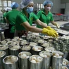 Chiến biến vải thiều tươi xuất khẩu tại Công ty CP Xuất nhập khẩu Vifoco. (Ảnh: Vũ Sinh/TTXVN)