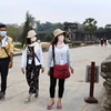 Khách du lịch đeo khẩu trang phòng dịch COVID-19 tại tỉnh Siem Reap, Campuchia ngày 6/3/2020. (Ảnh: AFP/TTXVN)