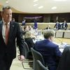 Trưởng đoàn đàm phán Brexit của Anh David Frost (trái) tới dự vòng đàm phán về thỏa thuận hậu Brexit ở Brussels, Bỉ ngày 2/3/2020. (Ảnh: AFP/TTXVN)