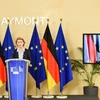 Chủ tịch Ủy ban châu Âu (EC) Ursula von der Leyen (trái) ở Brussels (Bỉ) trong cuộc thảo luận trực tuyến với Thủ tướng Đức Angela Merkel (trên màn hình). (Ảnh: THX/TTXVN)