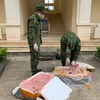 Lực lượng biên phòng Chi Ma (Lạng Sơn) kiểm tra số nầm lợn nhập lậu bị thu giữ. (Ảnh: TTXVN)
