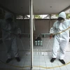 Phun thuốc khử trùng nhằm ngăn chặn sự lây lan của COVID-19 tại một trường học ở Jakarta, Indonesia, ngày 9/7/2020. (Ảnh: THX/TTXVN)