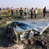 Hiện trường vụ rơi máy bay Boeing 737-800 của Hãng hàng không quốc tế Ukraine tại Tehran, Iran, ngày 8/1/2020. (Ảnh: AFP/TTXVN)