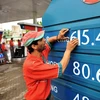 Niêm yết giá xăng dầu ở Karachi, Pakistan. (Ảnh: AFP/TTXVN)